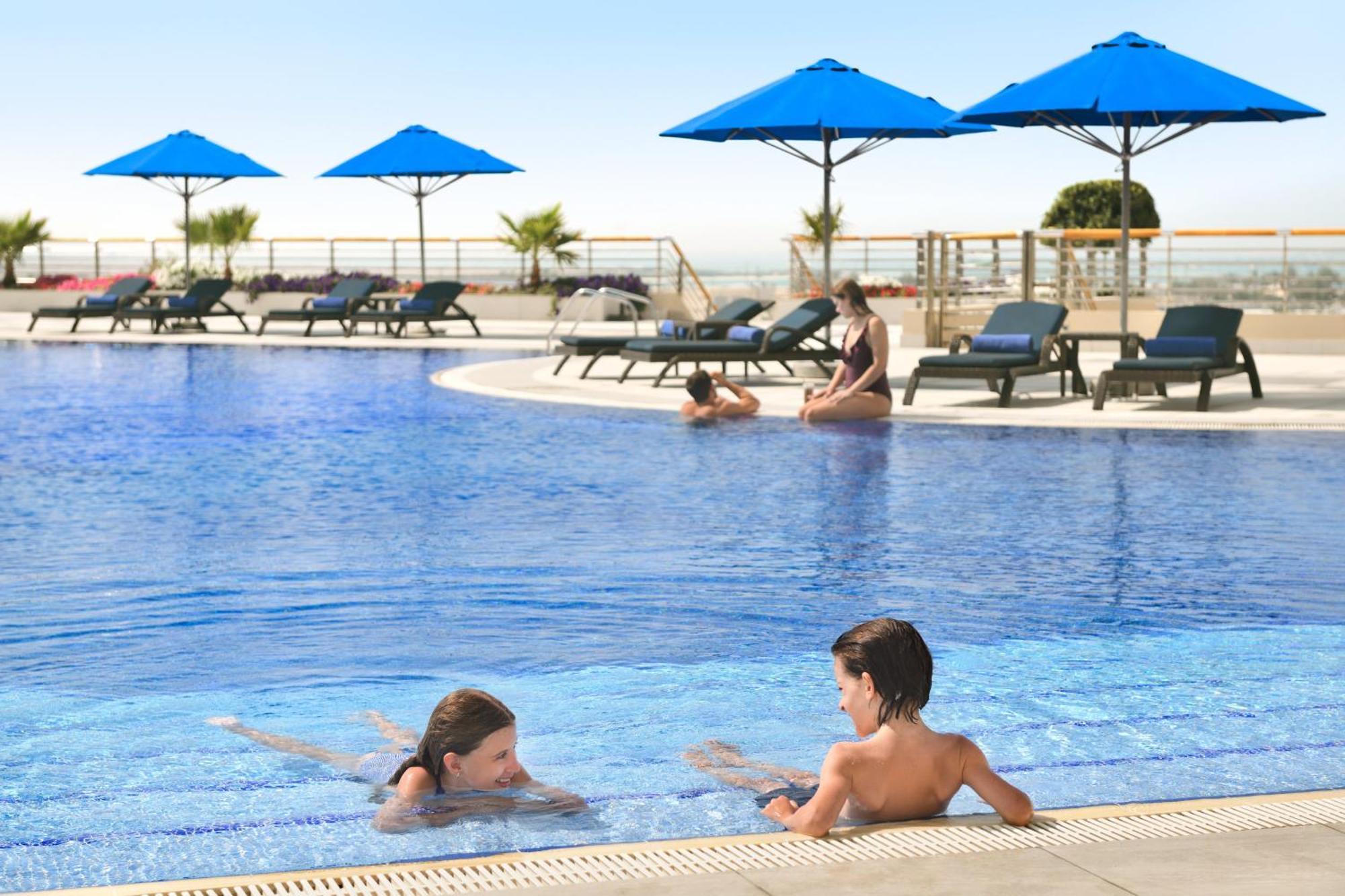 Отель Intercontinental Abu Dhabi By Ihg Экстерьер фото The swimming pool at the hotel