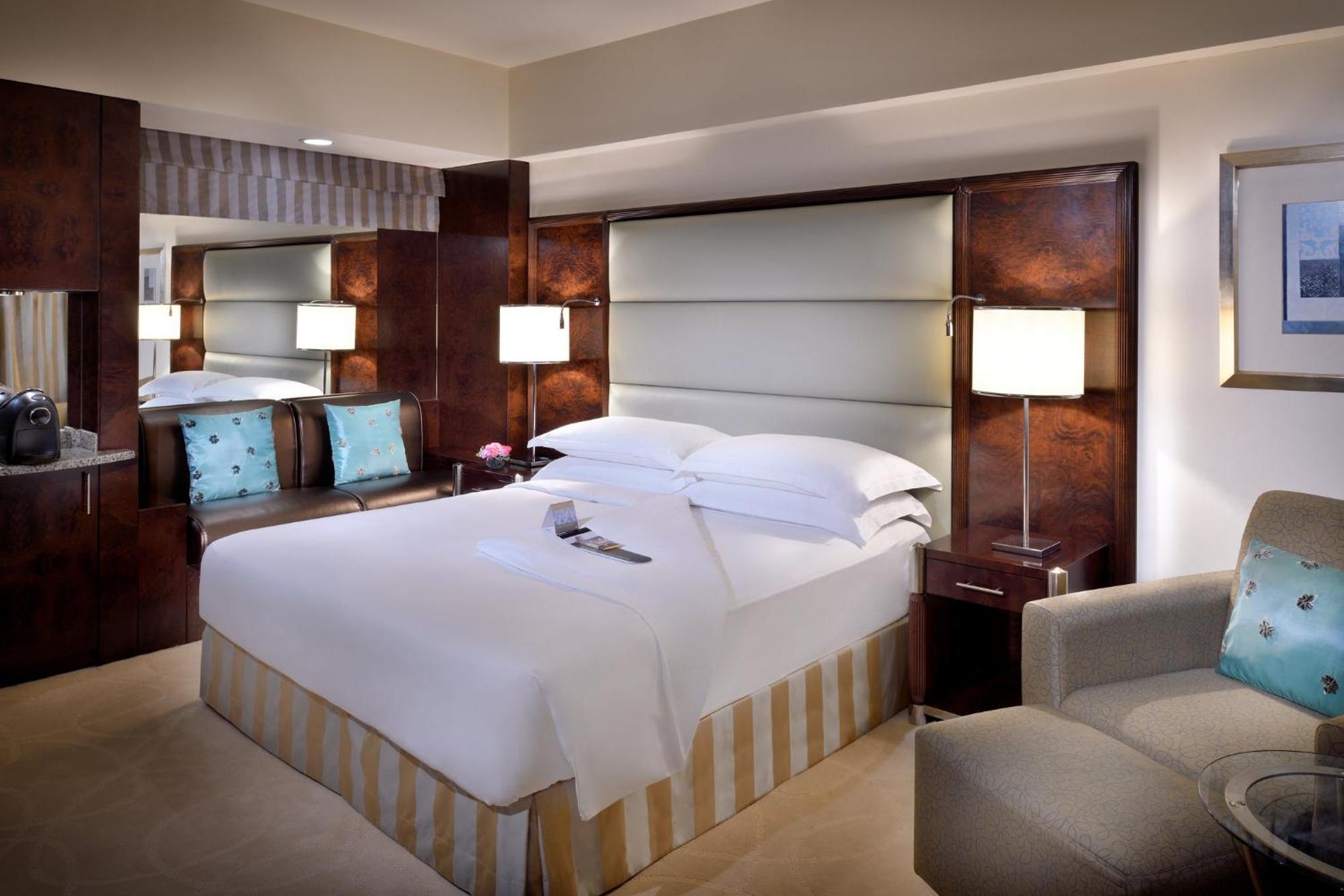Отель Intercontinental Abu Dhabi By Ihg Экстерьер фото A bedroom at the Conrad Dubai