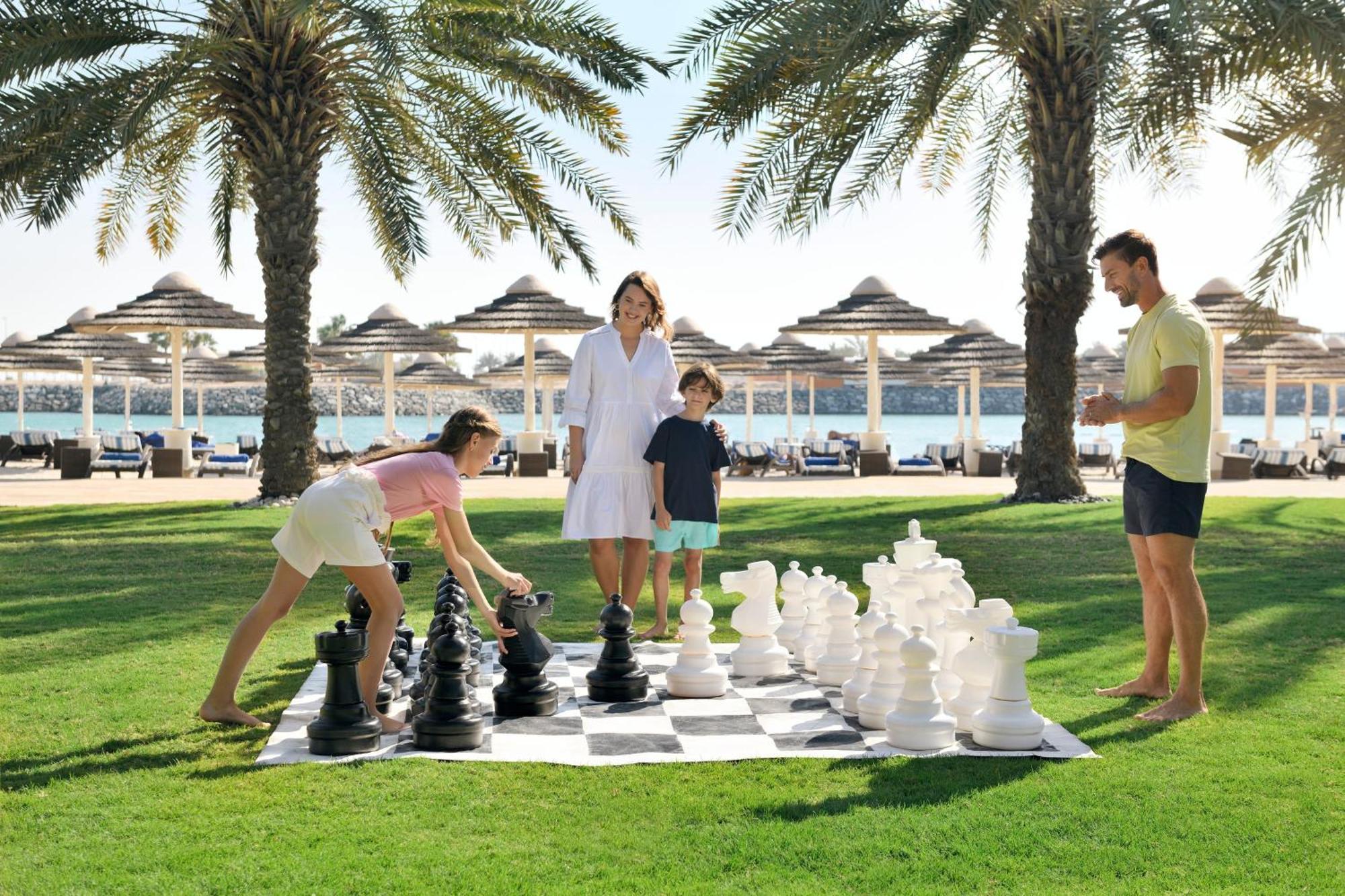 Отель Intercontinental Abu Dhabi By Ihg Экстерьер фото Family playing giant chess